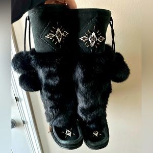 Laurentien Cheif Mukluks, size 8. (Fits 7.5/8). Gum soles & rabbit fur trim